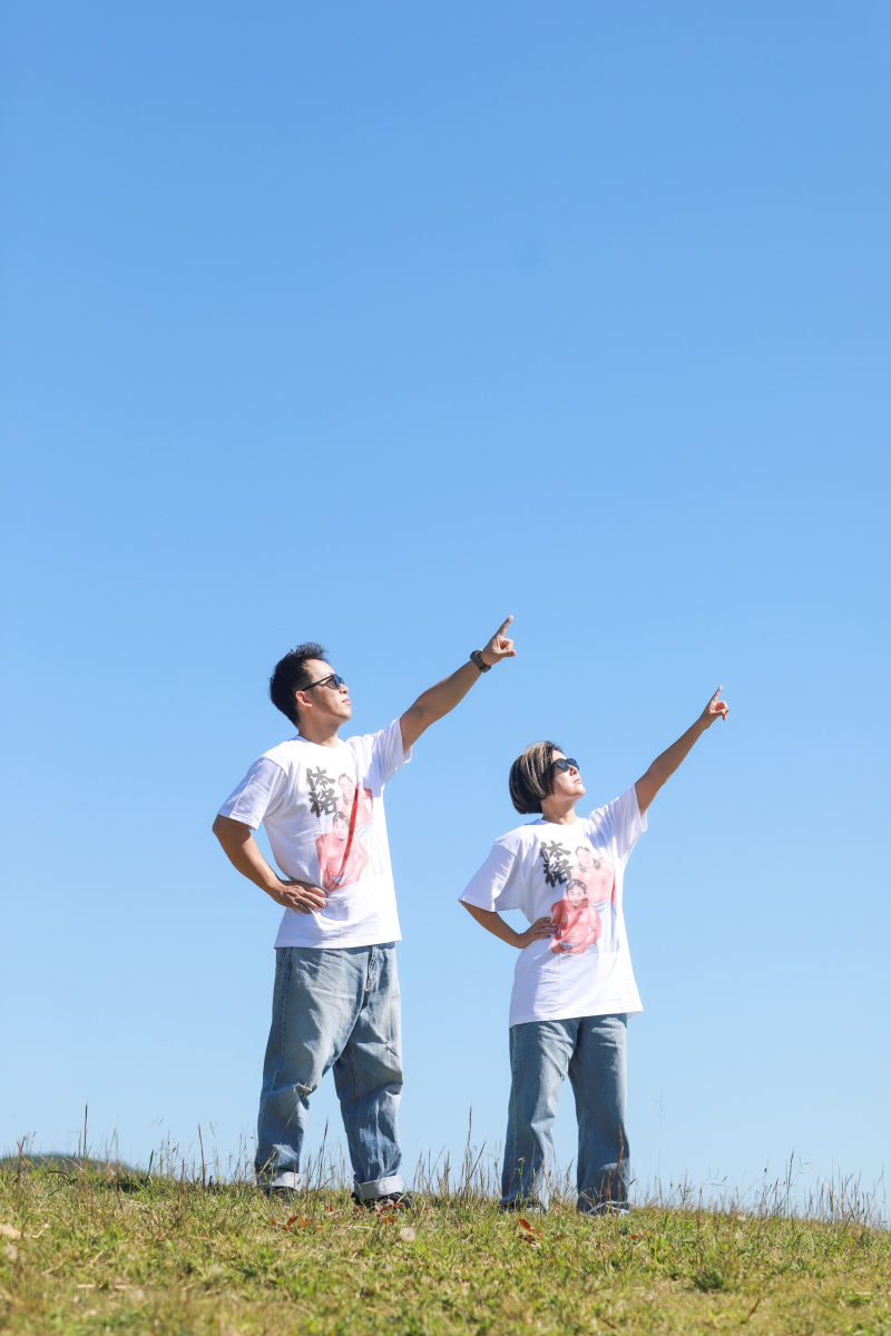 青空に向かって指さして