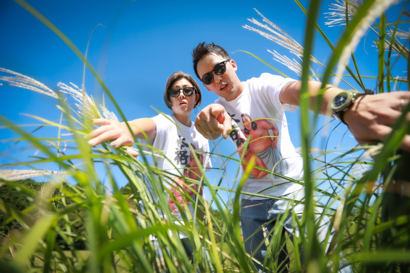 ススキ越しのサングラススマイル