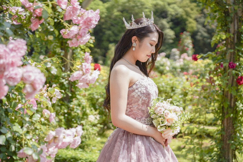 ドレスと同じ色のバラ