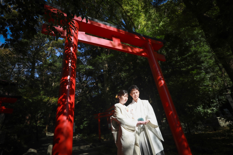 鳥居の下でクールに