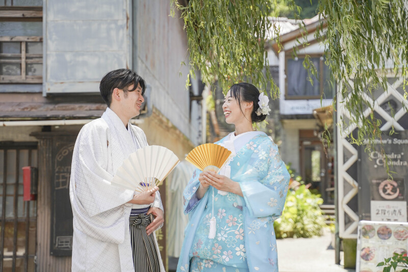 見つめ合い、笑い合い