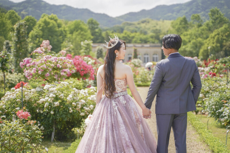 バラとカラードレス