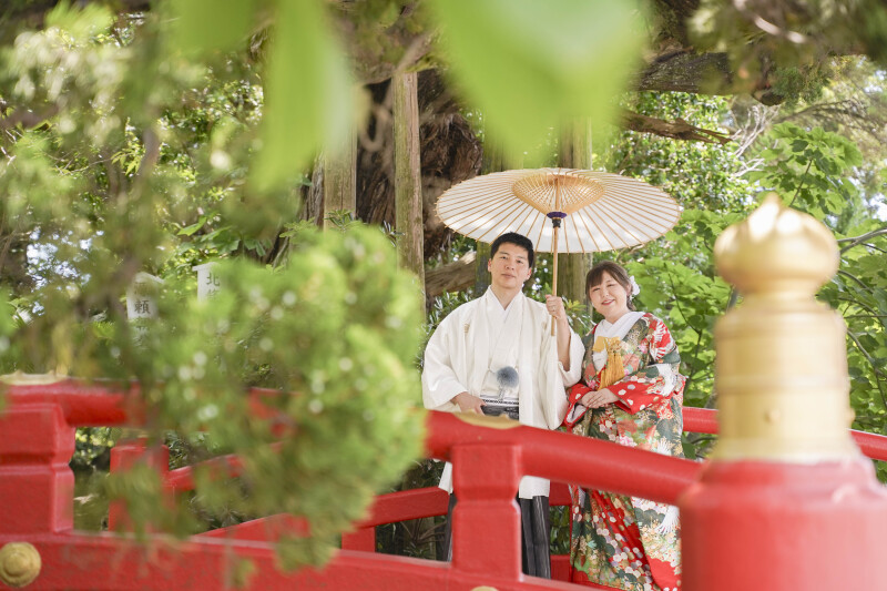 鮮やかな赤い橋で