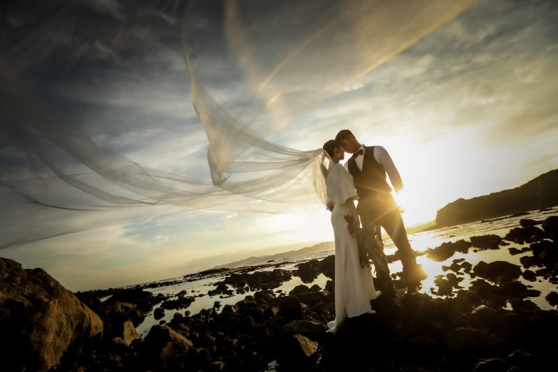 風にふわりとベールが舞う