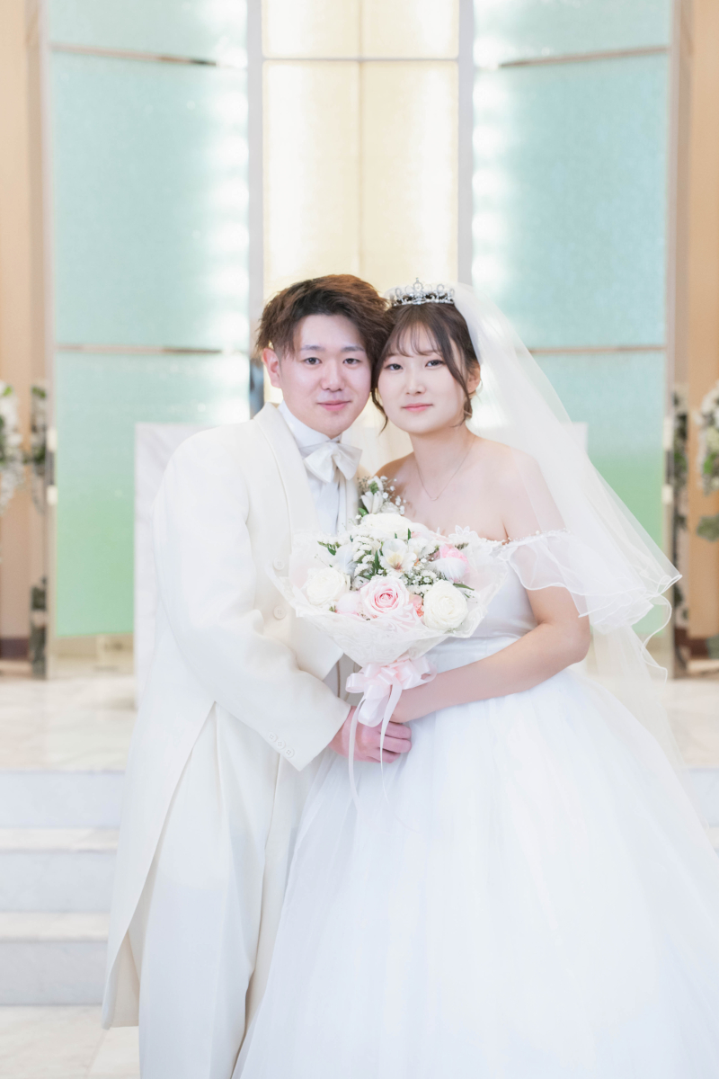 光の中で見つめ合うふたり