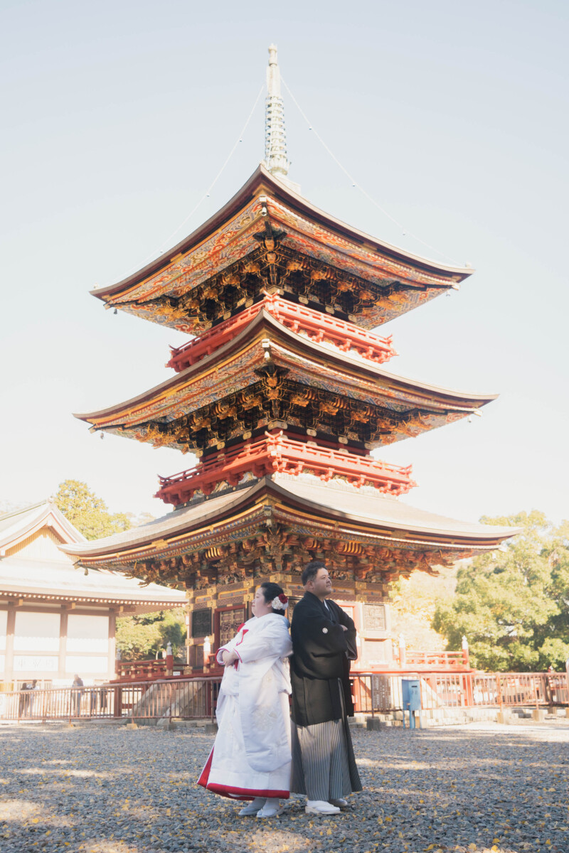 三重塔を背にした凛々しい立ち姿