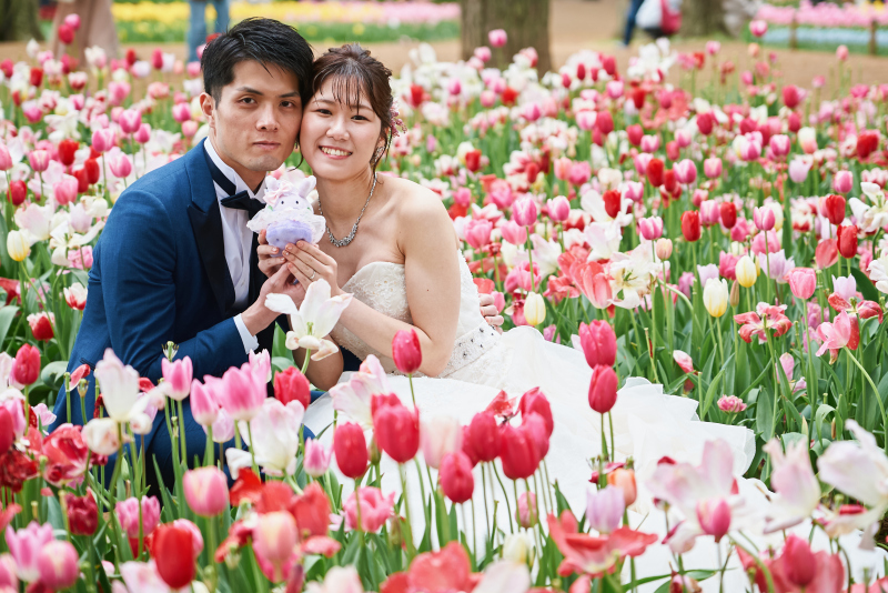 春の花と笑顔のワンシーン