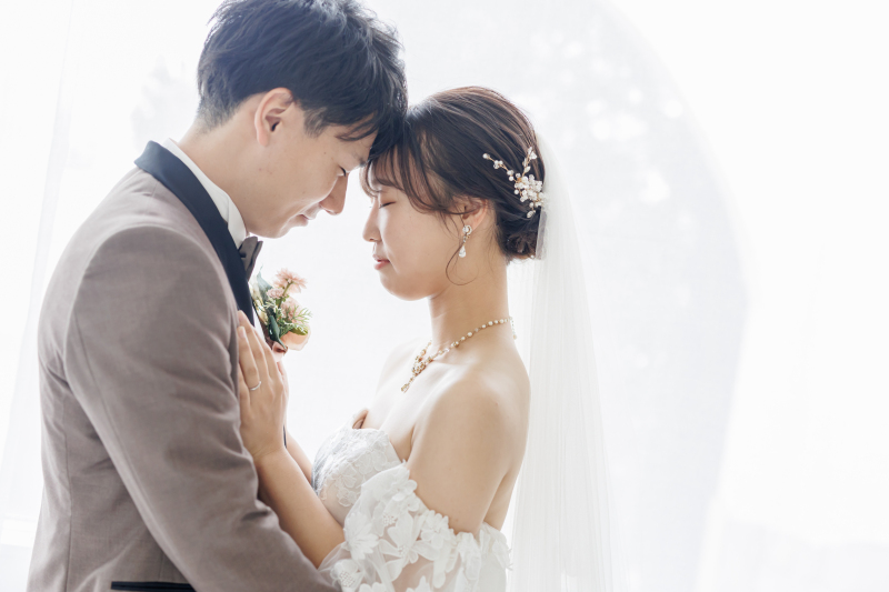 光がふたりを包み込むロマンチックなショット