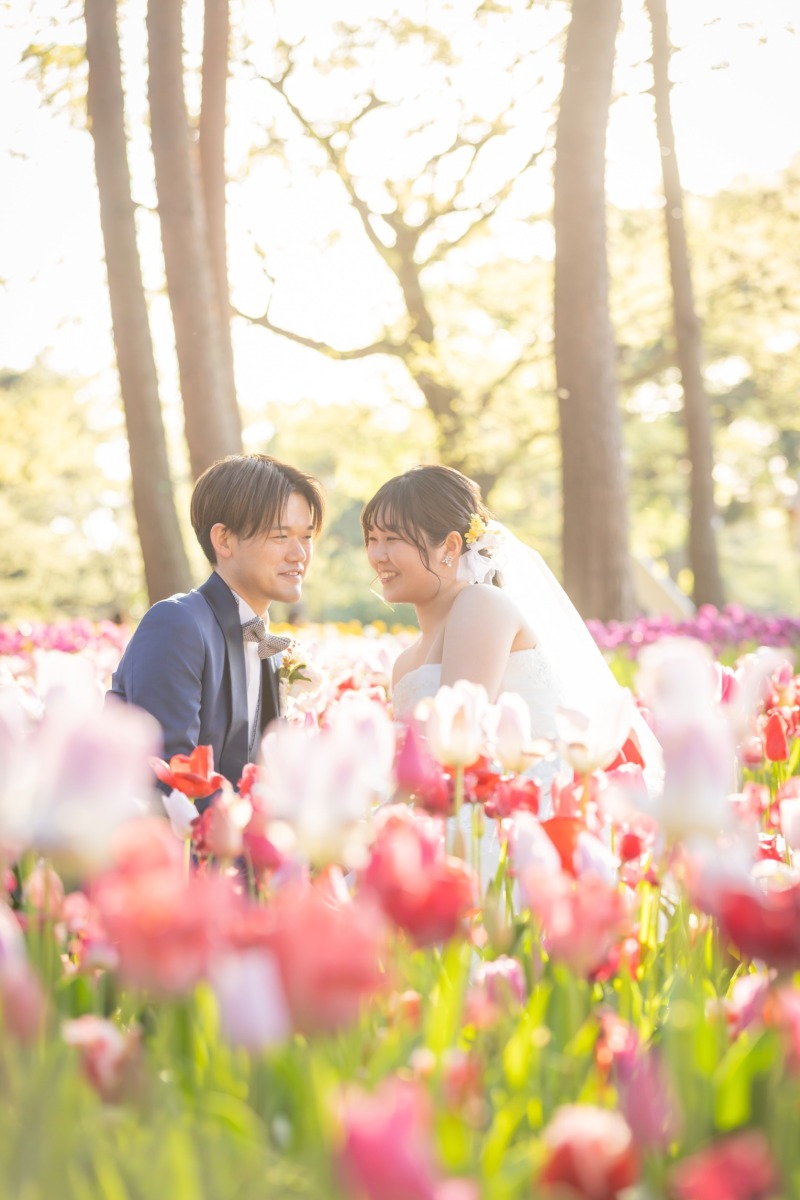 チューリップ畑での自然な笑顔