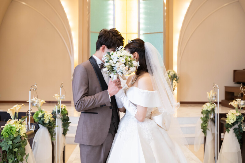 ブーケで顔隠しショット