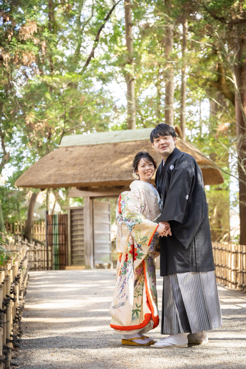 歴史ある門前で未来を誓う