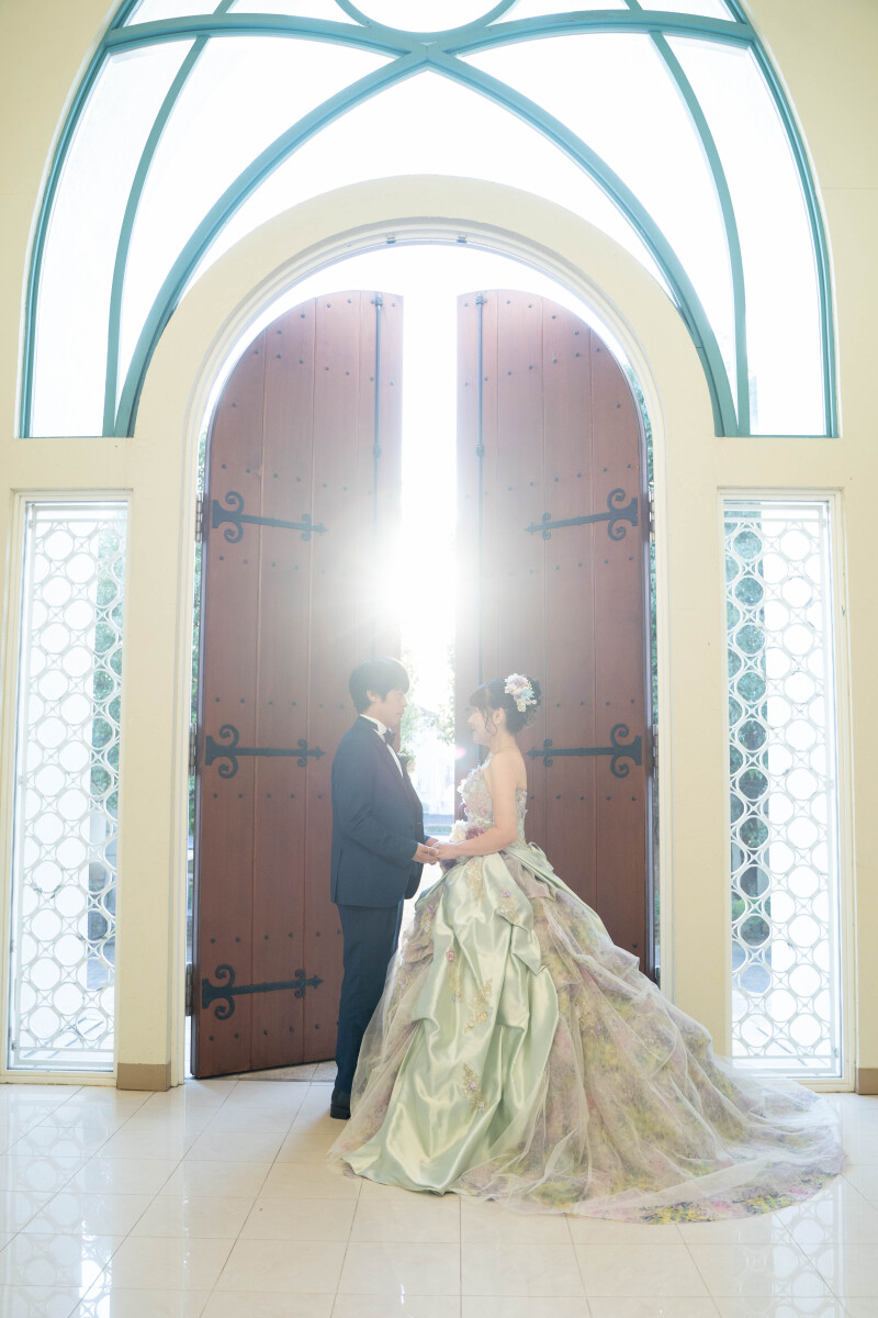 扉から差し込む光と共に