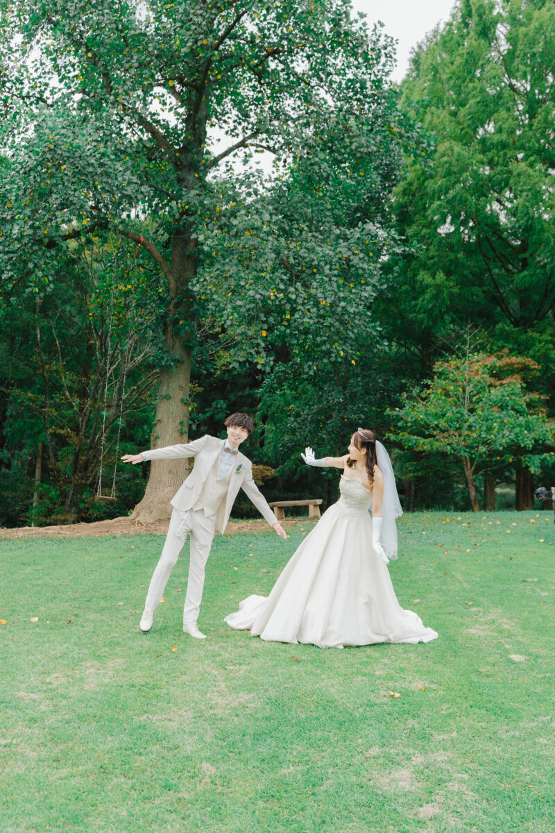 芝生の上で、ふたりだけの遊び心あふれるポーズ♪