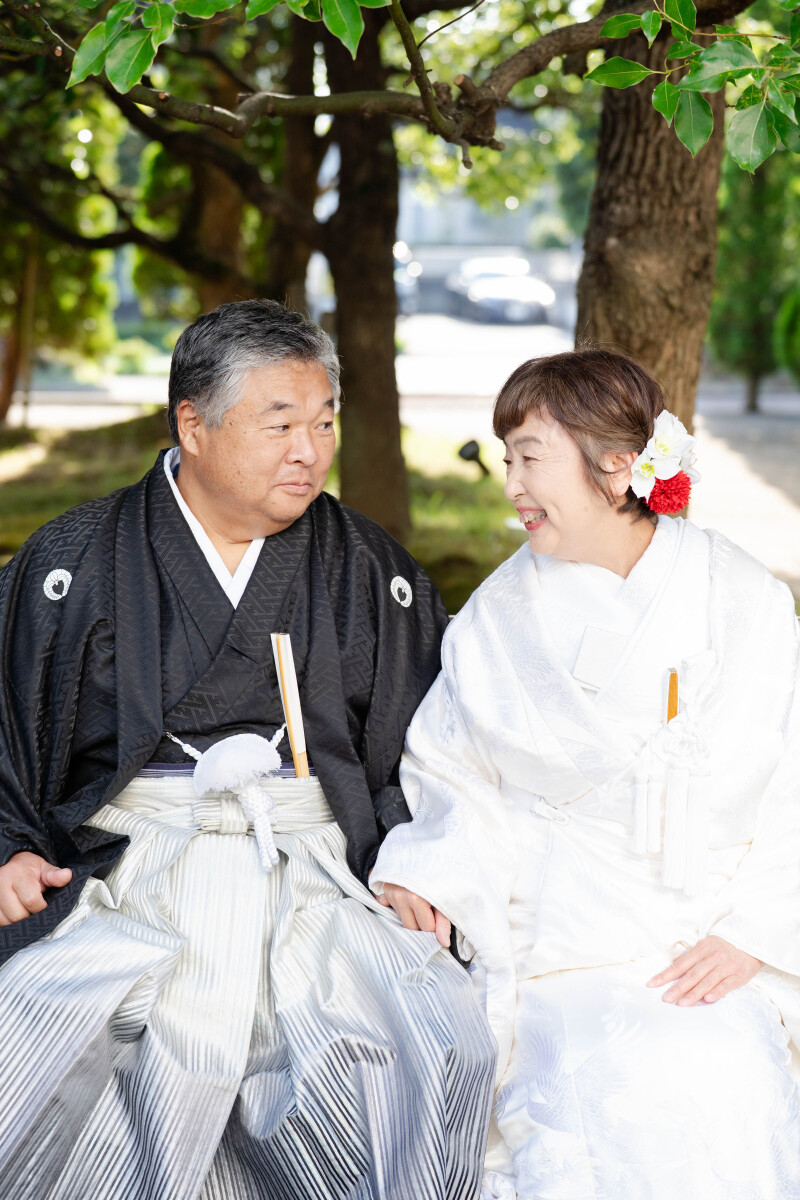 緑に映える微笑み