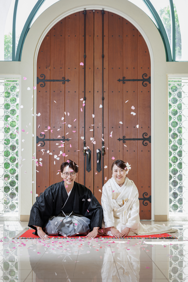 花びら舞う座礼ショット