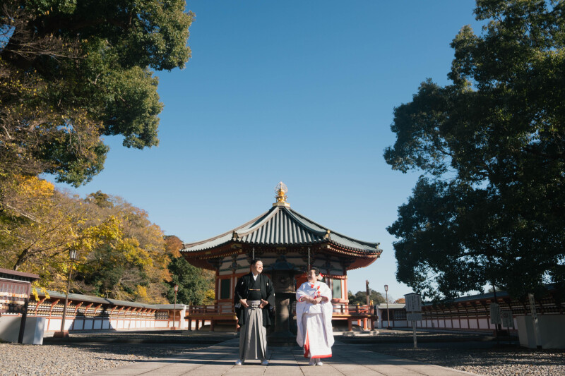 青空と本堂に映える和装姿