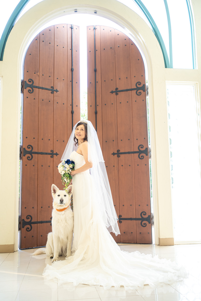 大扉の前で誓う笑顔