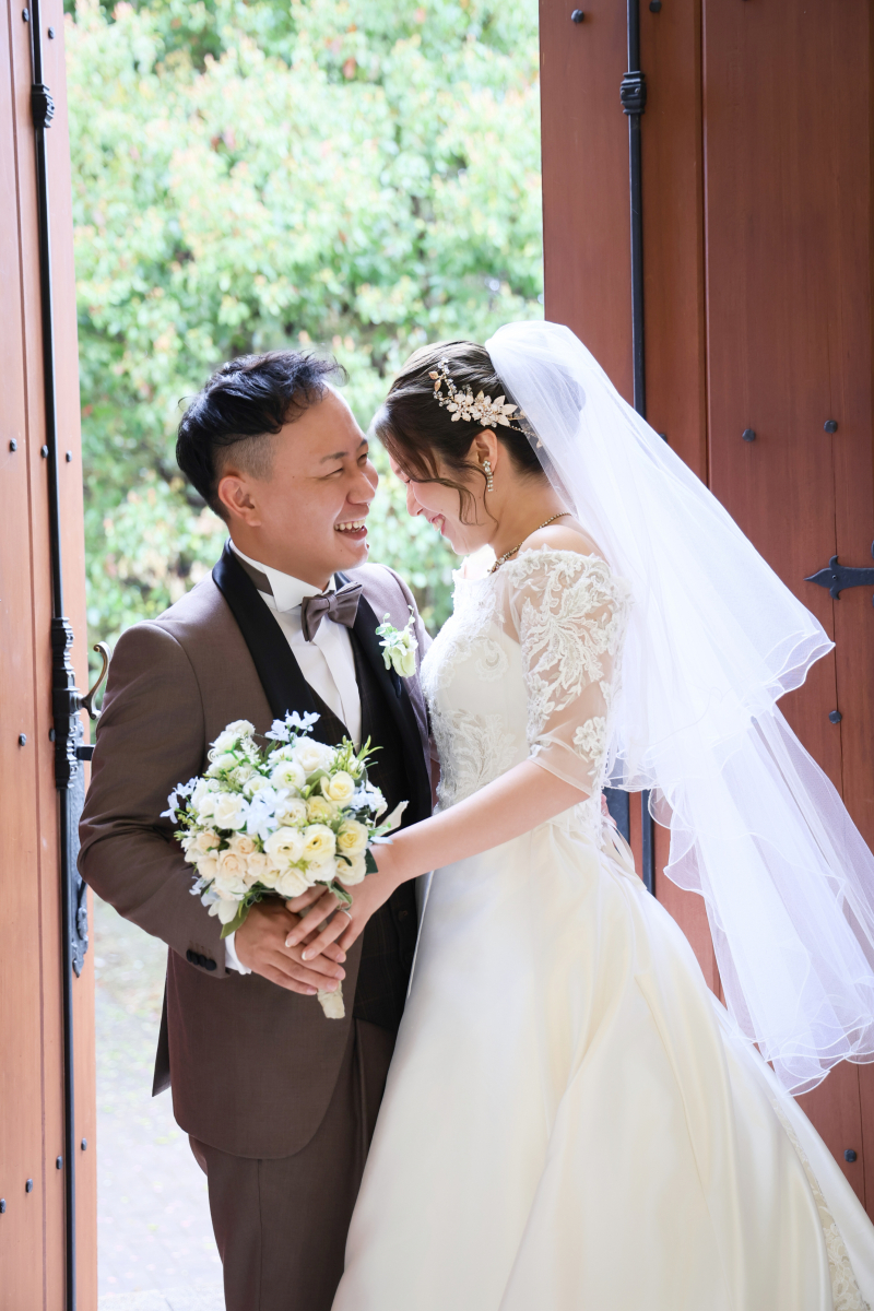 扉の前で交わすやさしい笑顔