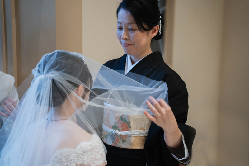 母から娘へ ― ベールダウンの儀