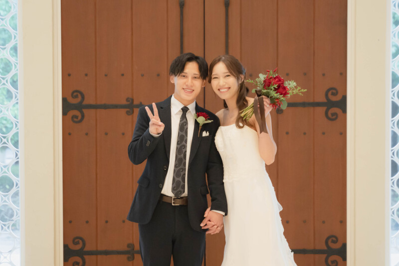 扉前での幸せスマイル