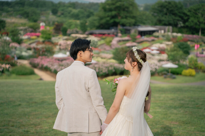 バラ園で歩む幸せの時間