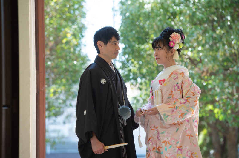 光に包まれた和装ショット