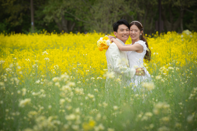 菜の花に包まれる幸せハグ