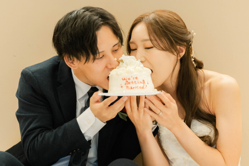 仲良くケーキをシェア