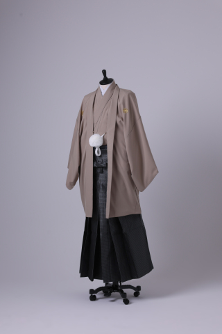 ベージュ紋付×黒格子袴