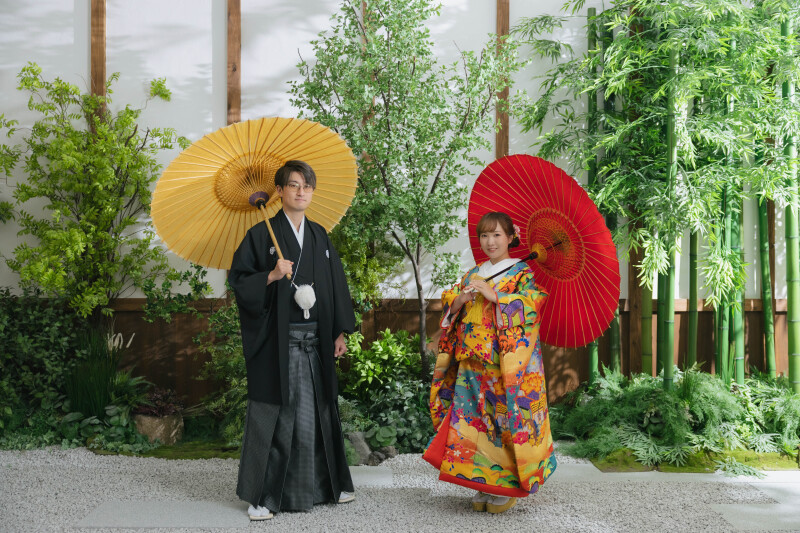 傘と緑で鮮やかに