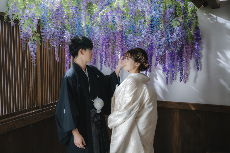 藤の花を見つめるお二人