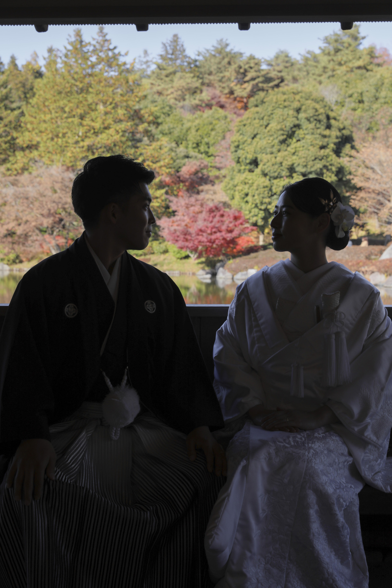 庭園内の東屋で。