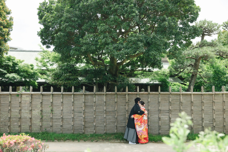 竹垣の前で、そっと抱き合うフィナーレ!