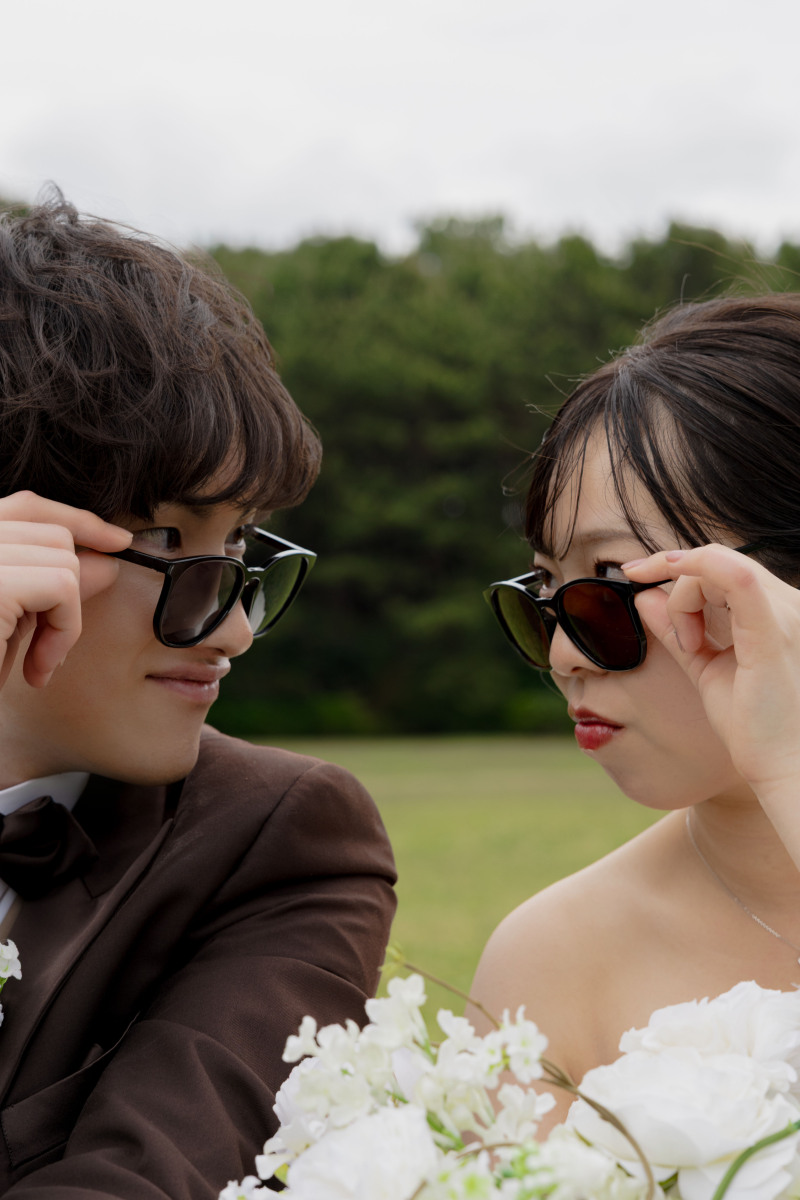 サングラスで見つめあって