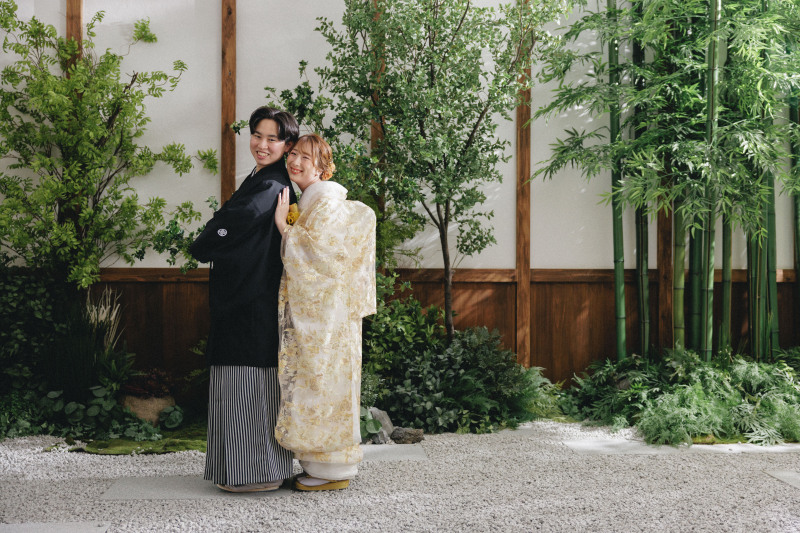 屋内庭園で和装のお写真を