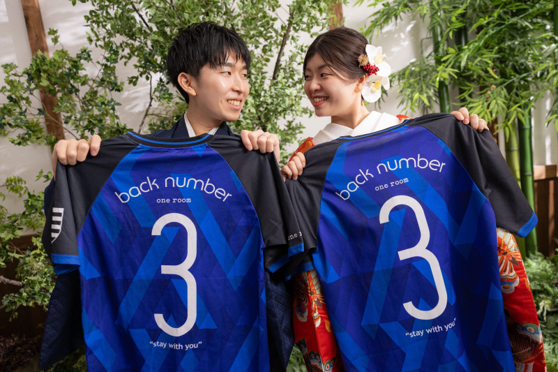 backnumberのTシャツを持って