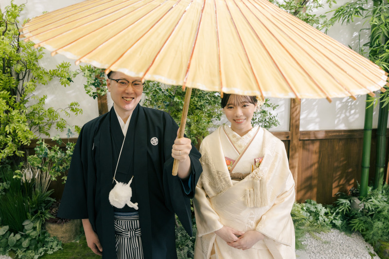 傘からお顔がちらり