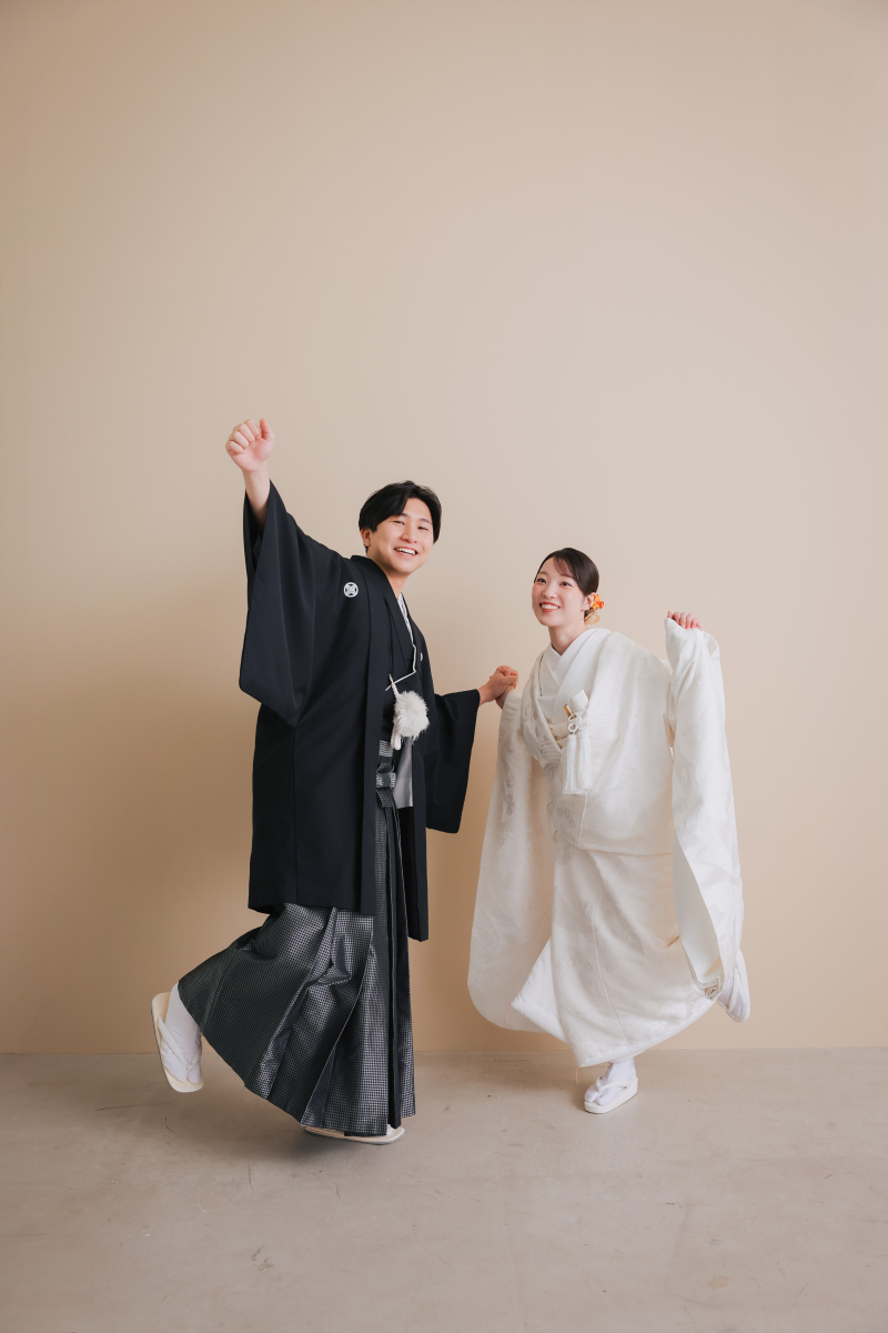 和装でジャンプ!笑顔全開の二人