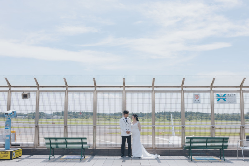 飛行場をバックに