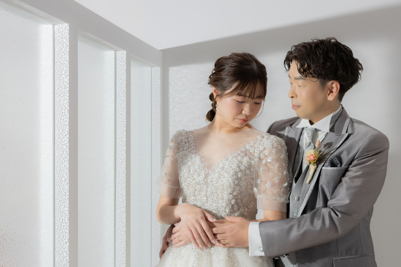 窓のそばで寄り添いのバックハグ