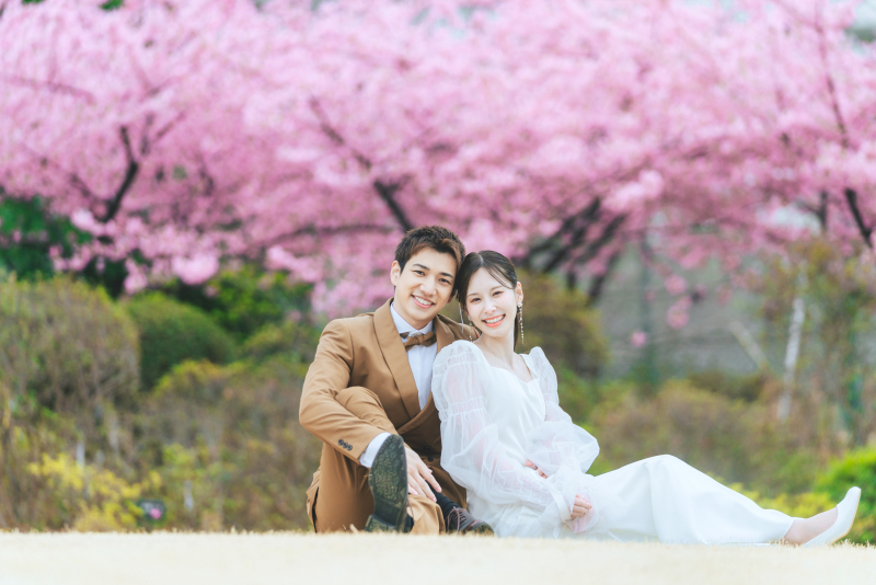 芝生に座って！