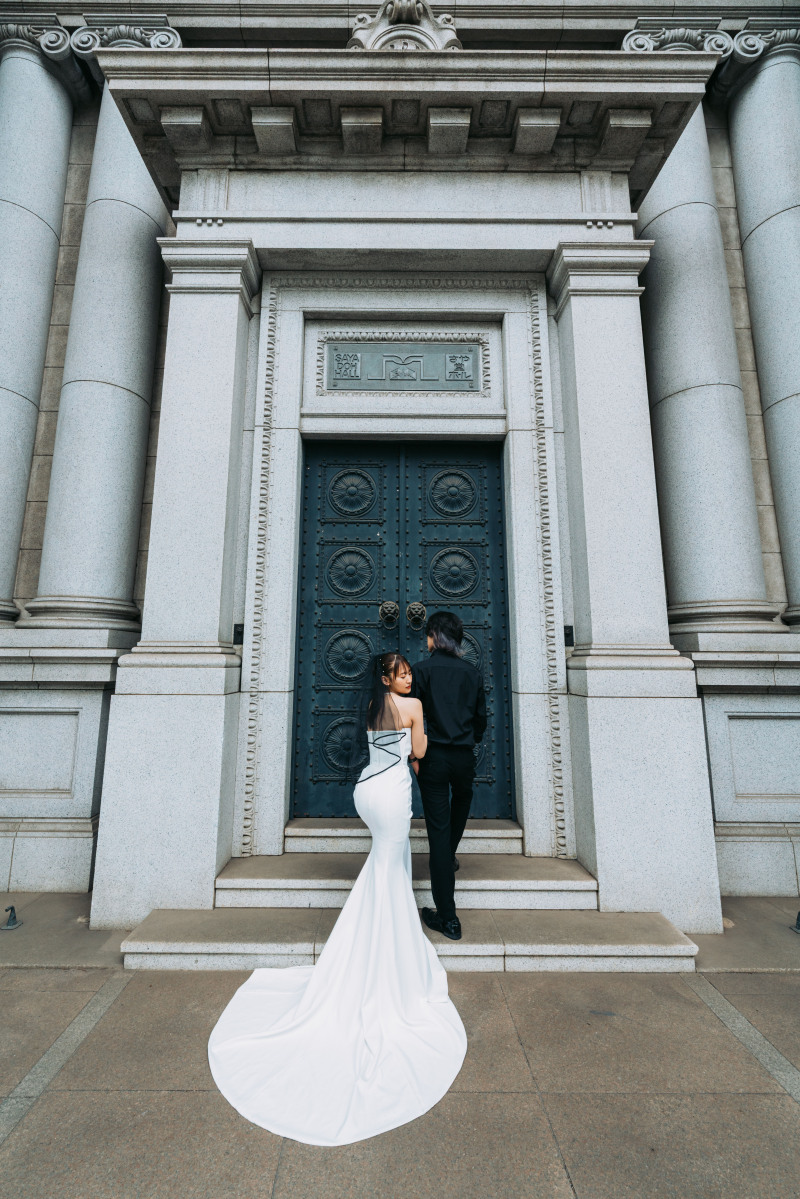 大きな扉の前で一枚