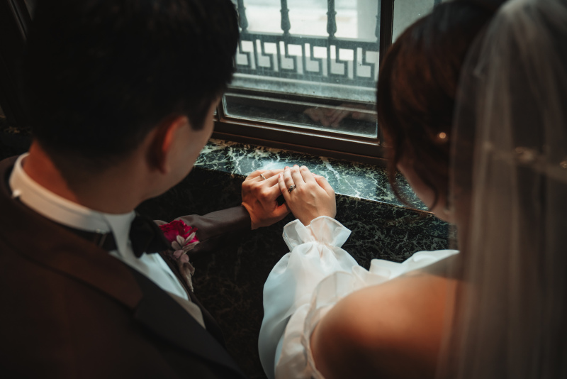 手と手を重ねて