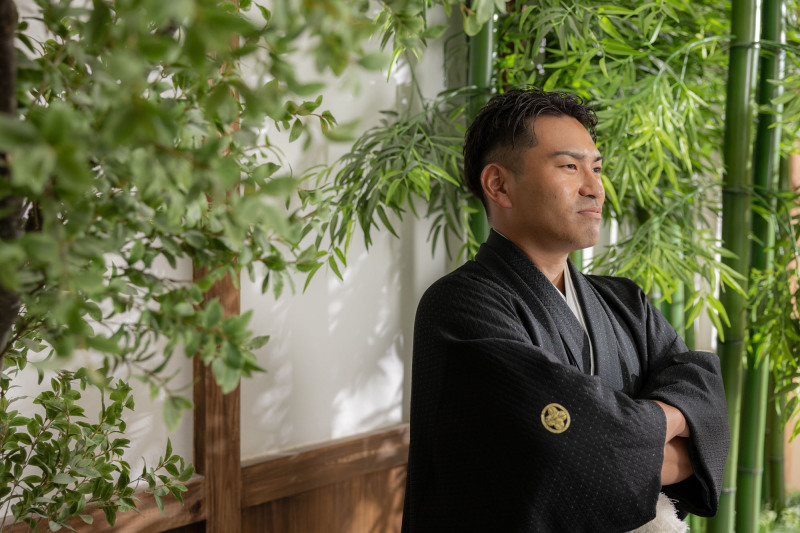 緑に囲まれた新郎さん