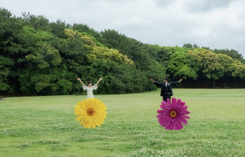 お花の上でばんざーい!