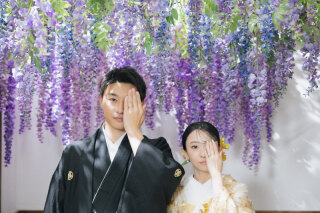 屋内庭園でレースの打掛