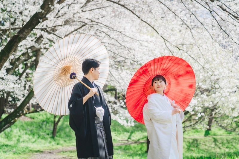 振り返って見つめ合い。。