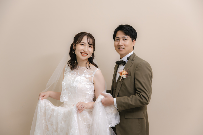 ドレスを持ってもらいながら