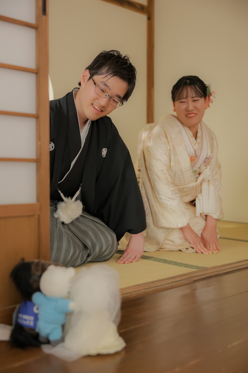 最後のシーンはお辞儀の時ぬいぐるみ達が覗いてます