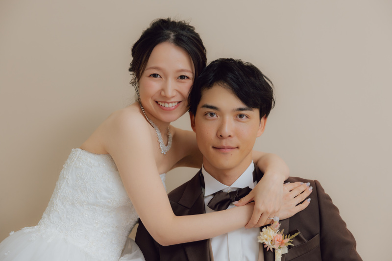 ベージュの壁でツーショット